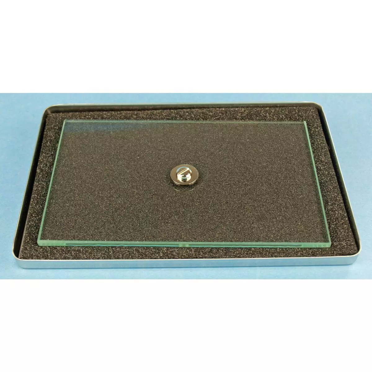 Plateau d'instruments en verre avec couvercle métallique Plateau d'instruments en verre avec couvercle métallique